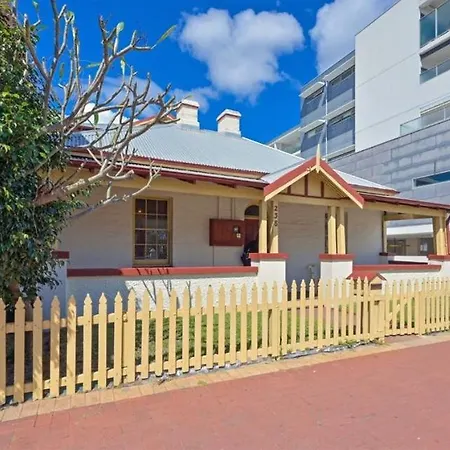Emu Backpackers Perth - Note - Valid Passport Required For Check In-3